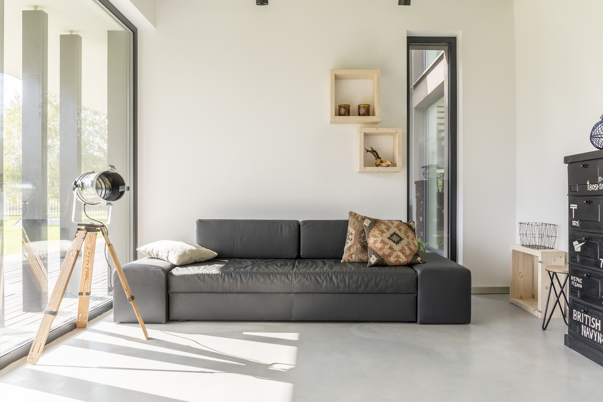 Salón con suelo de microcemento grisáceo.